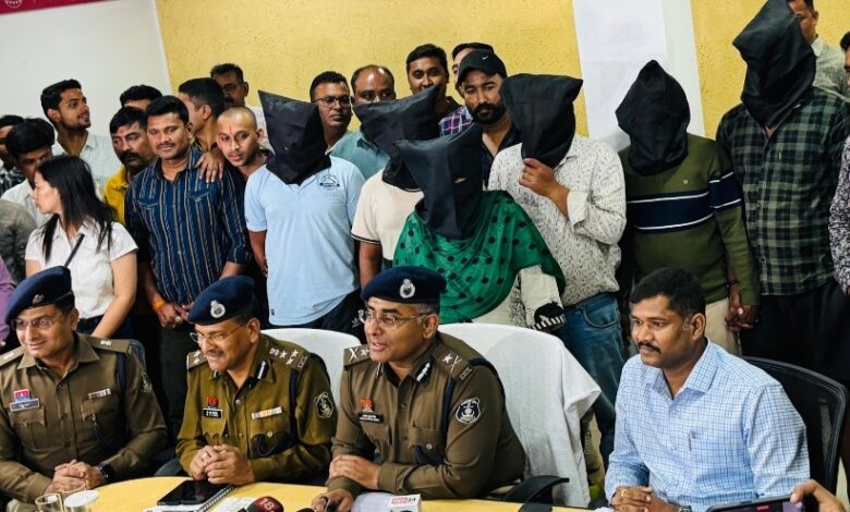 Raipur News: रायपुर में 60 लाख की डकैती का हुआ खुलासा, 10 आरोपियों को पुलिस ने किया गिरफ्तार, महिला भी शामिल