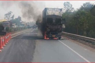 CG NEWS : चलती ट्रक में लगी आग, चालक ने कूदकर बचाई जान