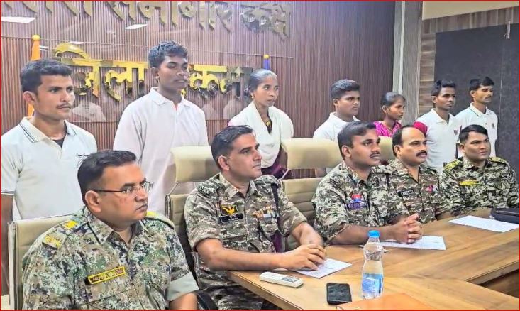 CG NEWS : नक्सलियों को बड़ा झटका, 32 लाख के इनामी 7 नक्सलियों ने किया आत्मसमर्पण