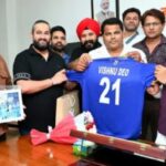 Legends 90 League 2025 : रायपुर में क्रिकेट का महासंग्राम कल से, CM विष्णुदेव साय से मिली लीजेन्ड 90 की आयोजन समिति, 21 नंबर जर्सी भेंट कर किया आमंत्रित