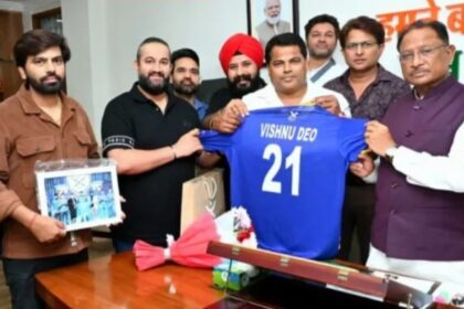 Legends 90 League 2025 : रायपुर में क्रिकेट का महासंग्राम कल से, CM विष्णुदेव साय से मिली लीजेन्ड 90 की आयोजन समिति, 21 नंबर जर्सी भेंट कर किया आमंत्रित