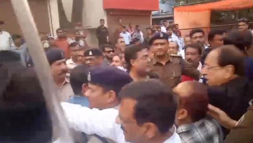 Raipur Video : मतदान केंद्र में आपस में भिड़े भाजपा और कांग्रेस कार्यकर्ता, देखें वीडियो