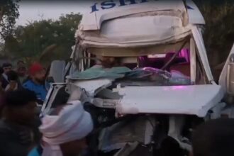 BIG ACCIDENT : महाकुंभ जा रही श्रद्धालुओं से भरी बस डंपर में घुसी, 4 की मौत, 13 घायल