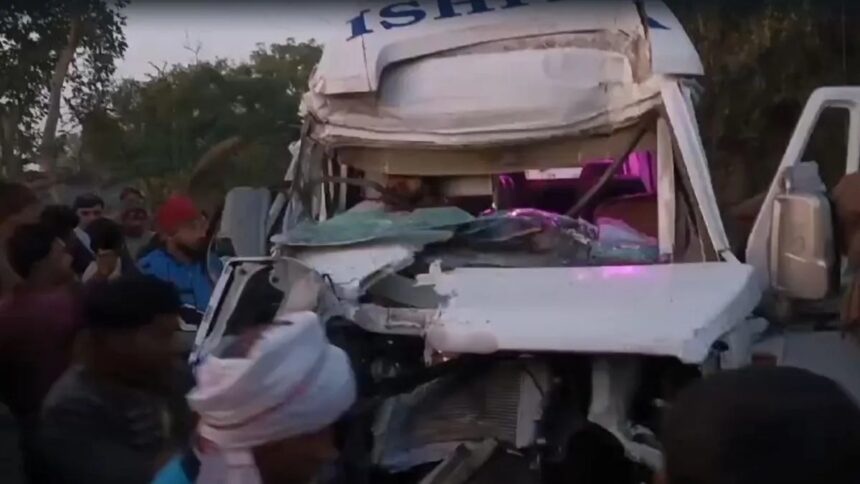 BIG ACCIDENT : महाकुंभ जा रही श्रद्धालुओं से भरी बस डंपर में घुसी, 4 की मौत, 13 घायल