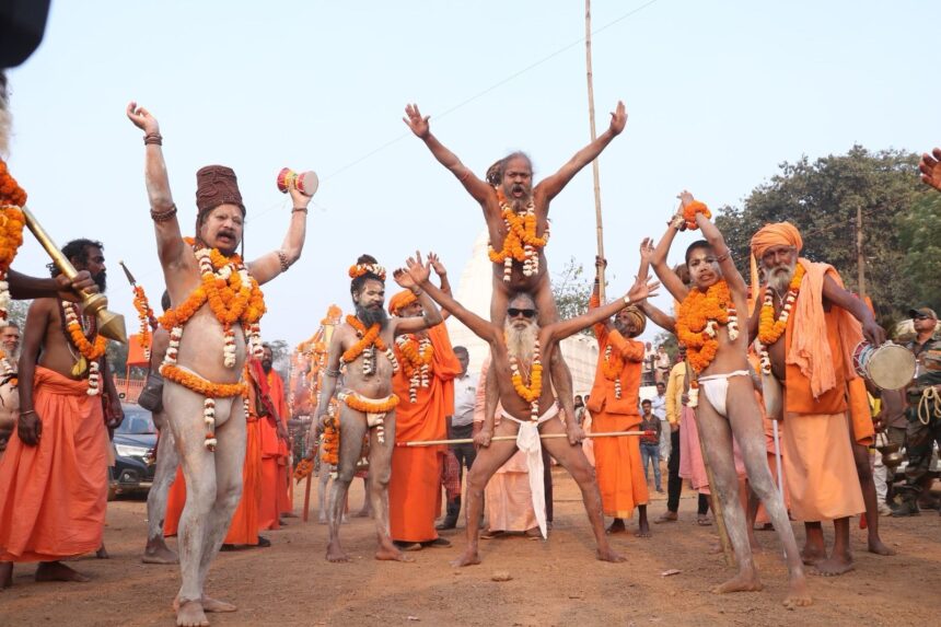 Rajim Kumbh Kalpa-2025 में नागा साधुओं ने निकाली पेशवाई: शरीर पर भभूत लगाकर बाबाओं ने लहराया अस्त्र शस्त्र