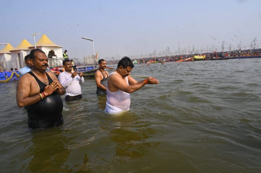 Mahakumbh 2025 : डिप्टी सीएम विजय शर्मा ने त्रिवेणी संगम में किया पवित्र स्नान, पूजा-अर्चना कर सर्वकल्याण की कामना की