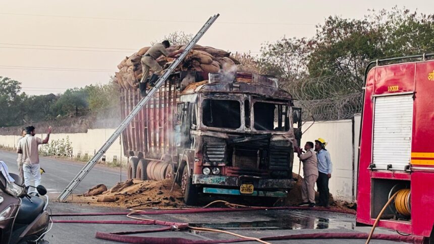 CG NEWS : चलती ट्रक में लगी आग, धू-धूकर जल उठा धान से भरा वाहन!