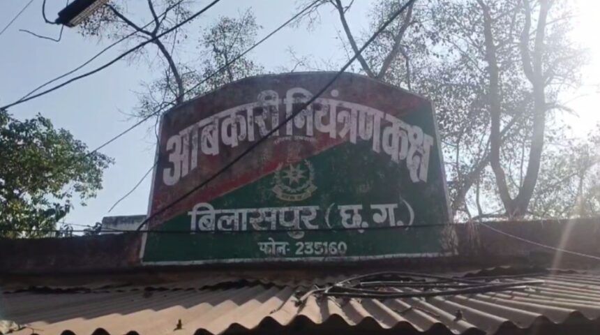 Chhattisgarh : एक करोड़ की अवैध शराब जब्ती के बाद 10 पेटी गायब, ड्राइवर पर FIR दर्ज