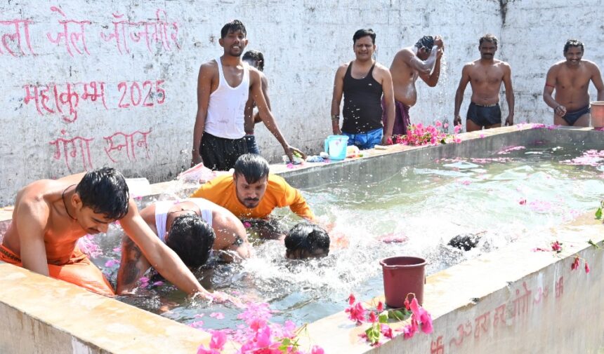 CG NEWS : जिला जेल में कैदियों ने गंगाजल से किया स्नान, आत्मशुद्धि और आध्यात्मिक उत्थान की अनूठी पहल