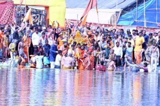 Rajim Kumbh Kalp Mela 2025 : महाशिवरात्रि पर नागा साधुओं सहित साधु संतों ने निकाली शोभायात्रा, पर्व स्नान करने उमड़ी संतों की भीड़, केन्द्रीय मंत्री तोखन और उप मुख्यमंत्री विजय शर्मा हुए शामिल