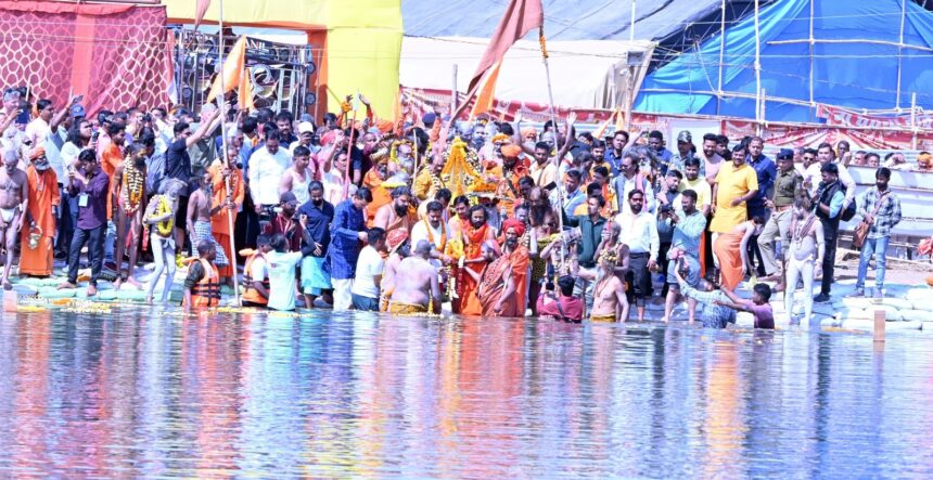 Rajim Kumbh Kalp Mela 2025 : महाशिवरात्रि पर नागा साधुओं सहित साधु संतों ने निकाली शोभायात्रा, पर्व स्नान करने उमड़ी संतों की भीड़, केन्द्रीय मंत्री तोखन और उप मुख्यमंत्री विजय शर्मा हुए शामिल