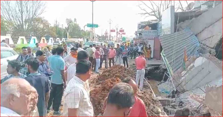CG NEWS : कोरबा ट्रांसपोर्ट नगर में बड़ा हादसा, चार दुकानें गिरीं, बाल-बाल बचे दुकानदार