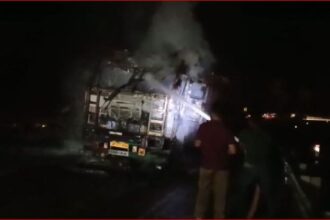 CG NEWS : तेज रफ्तार ट्रक और बाइक की टक्कर से लगी आग, बाइक सवार बाल-बाल बचे