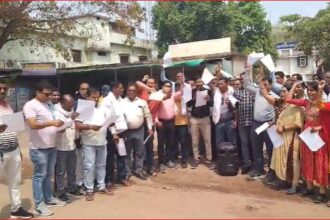 CG NEWS : पंचायत सचिवों का शासकीयकरण न होने पर सचिवों ने जलाया सरकारी आदेश, हड़ताल जारी