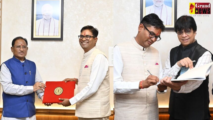 CG Budget 2025-26 Live : छत्तीसगढ़ में पहली बार हस्तलिखित बजट पेश, वित्त मंत्री ओपी चौधरी ने किए हस्ताक्षर, देखें लाइव 