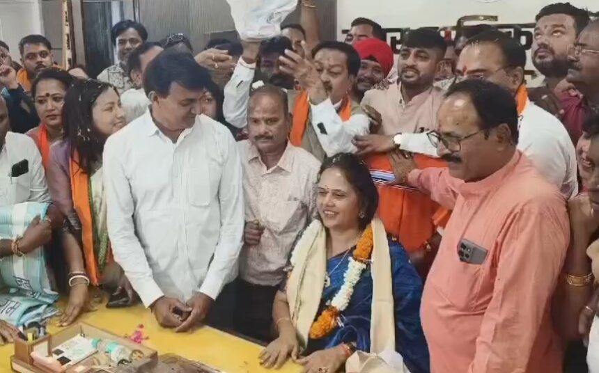CG : रायपुर की नई महापौर मीनल चौबे ने संभाली पदभार, समर्थकों में दिखा उत्साह