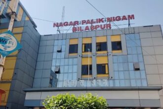 CG: वित्त वर्ष के अंतिम दिन खुले रहे सरकारी विभाग के टैक्स काउंटर, लोगों ने जमा किए टैक्स