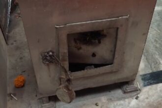 CG: काली मंदिर में जेवर और दान पेटी ले उड़े चोर, माता के जलाए वस्त्र, देखें CCTV