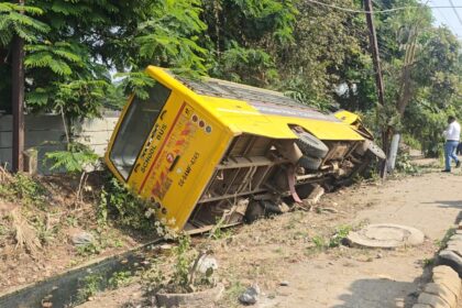 RAIPUR BREAKING : कृष्णा पब्लिक स्कूल की बस पलटी, ड्राइवर और कंडक्टर मौके से फरार 