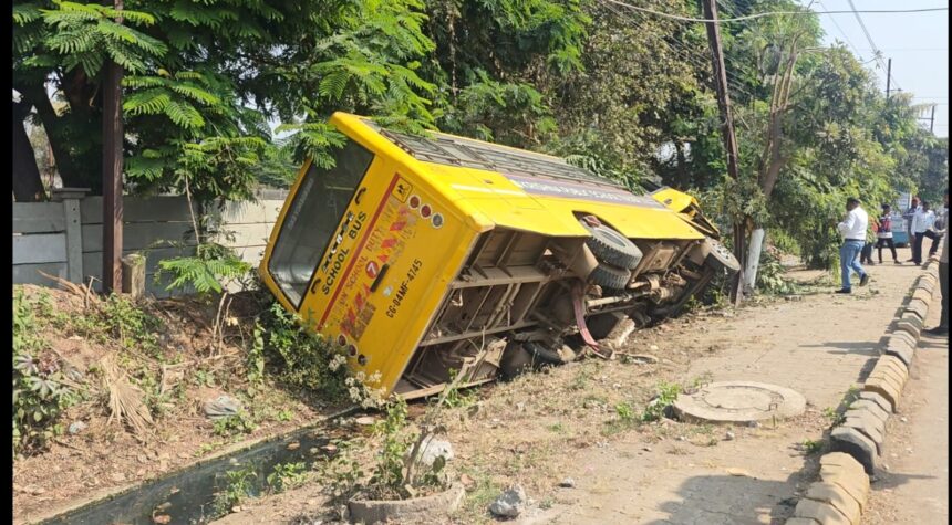 RAIPUR BREAKING : कृष्णा पब्लिक स्कूल की बस पलटी, ड्राइवर और कंडक्टर मौके से फरार 