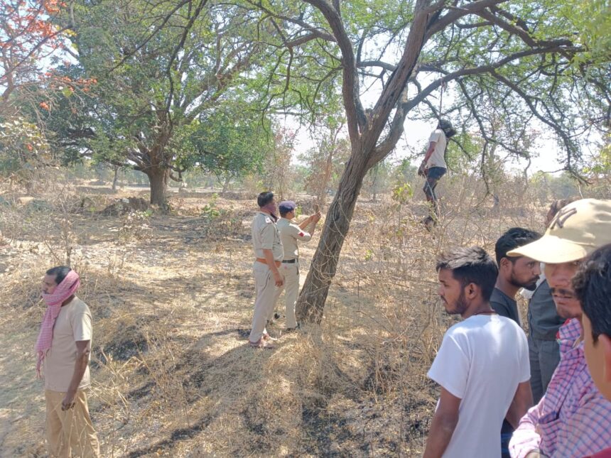 CG: 4 दिनों लापता हुए युवक की मिली लाश, सड़ी-गड़ी हालत में शव देख गांव में मचा हड़कंप