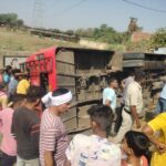 CG ACCIDENT BREAKING : तेज रफ्तार बस पलटी, 34 घायल, 7 की हालात नाजुक