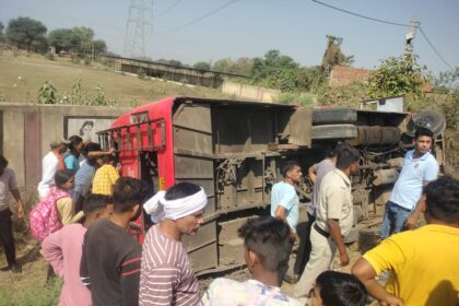 CG ACCIDENT BREAKING : तेज रफ्तार बस पलटी, 34 घायल, 7 की हालात नाजुक