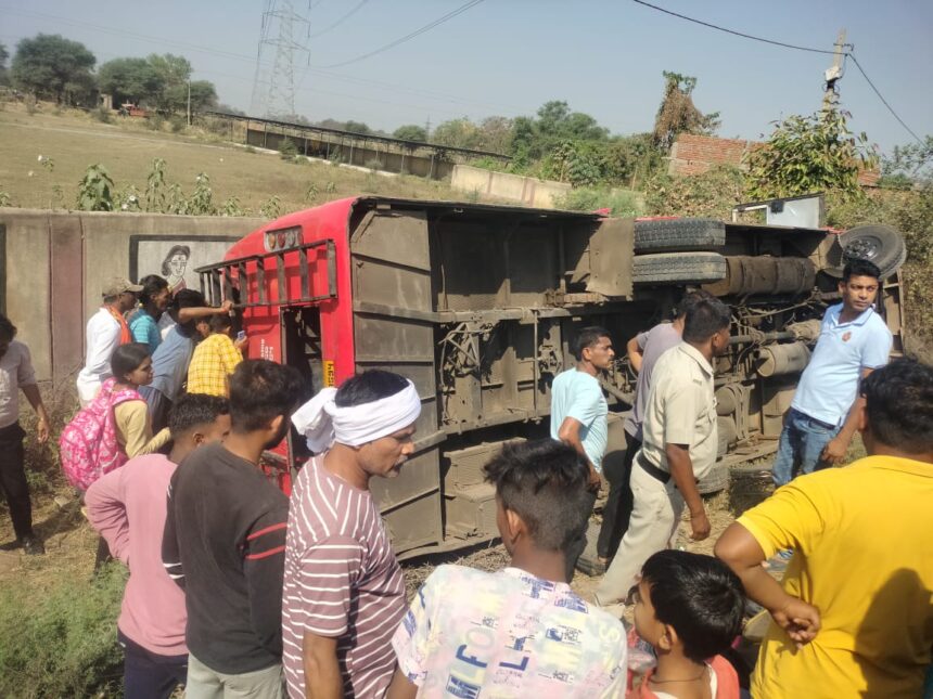 CG ACCIDENT BREAKING : तेज रफ्तार बस पलटी, 34 घायल, 7 की हालात नाजुक