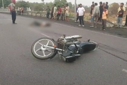 CG ACCIDENT BREAKING : अज्ञात वाहन की ठोकर से बाइक सवार की मौत, आक्रोशित लोगों ने किया चक्काजाम