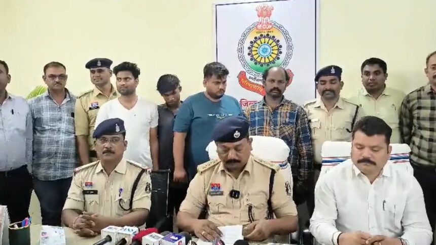 CG CRIME : तहसीलदार से लूटपाट करने वाले 4 आरोपी गिरफ्तार, चाकू की नोक पर लूटे थे 6 हजार