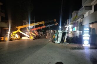 CG NEWS : अनियंत्रित हाइवा पलटा, घर के अंदर तक भर गया कोयला
