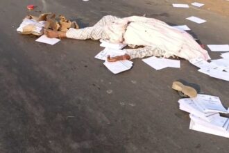 Road accident : अज्ञात ट्रक की टक्कर से नर्स की मौत, मृत मां को देख बच्चे का हाल बेहाल