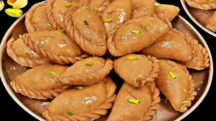 Holi Special, Gujiya Recipe : होली पर बनाएं हलवाई जैसी खस्ता और परफेक्ट गुझिया, अपनाएं ये आसान टिप्स