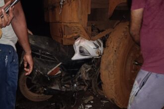 CG NEWS : तेज रफ्तार बाइक खड़े ट्रक से टकराई, तीन दोस्तों की जान गई