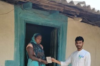 Chhattisgarh : सुशासन तिहार में आवेदनों का हो रहा त्वरित निराकरण, आवेदकों के घरों तक पहुंचकर अधिकारी दे रहे दस्तावेज