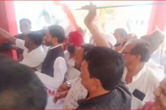 CG NEWS : अभनपुर में शराब दुकानों के विरोध में कांग्रेस ने किया धरना प्रदर्शन