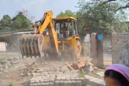 CG NEWS : बिना नोटिस के नगर निगम ने तोड़ा मकान, परिवार बेसहारा