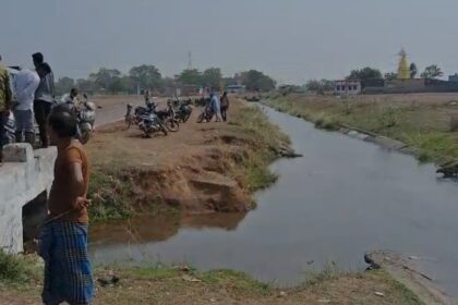 CG NEWS :नहर में मिली युवक की लाश, बाढ़ बचाव दल ने निकाला बाहर