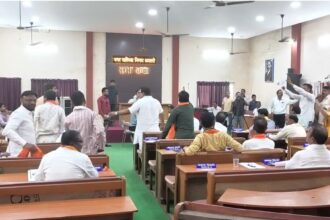 CG NEWS : धमतरी नगर निगम की सामान्य सभा में भारी हंगामा, कांग्रेस-भाजपा पार्षदों के बीच हाथापाई