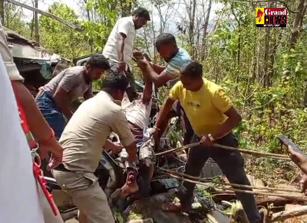 CG ब्रेकिंग : दर्दनाक हादसा, लकड़ी और गुड़ से भरा ट्रक पलटा, ड्राइवर की मौके पर मौत
