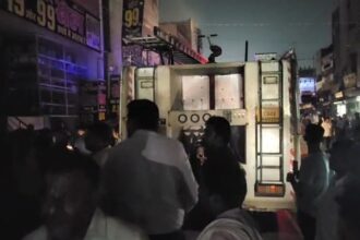 CG: इलेक्ट्रॉनिक दुकान में भीषण आग, शॉर्टसर्किट से भड़क गई....सारा सामान जलकर खाक