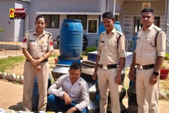 CG : गरियाबंद पुलिस की बड़ी कार्रवाई, फिंगेश्वर थाना क्षेत्र में 105 लीटर अवैध कच्ची महुआ शराब जब्त, 1 आरोपी गिरफ्तार