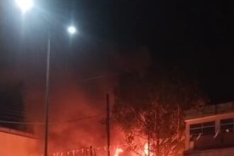 CG : मंगला चौक में लगी भीषण आग, सात दुकानें जलकर राख, 25 लाख का नुकसान, दुकानदारों ने मुआवज़े की उठाई मांग