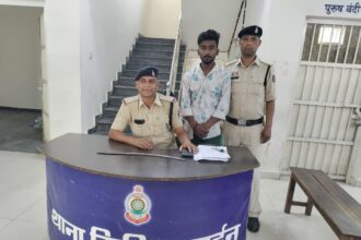 CG CRIME : तलवार लहराकर दहशत फैलाने वाला युवक गिरफ्तार