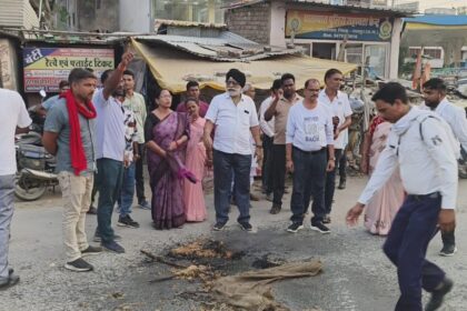 CG NEWS : कांग्रेस का उग्र प्रदर्शन, पुतला दहन के दौरान पुलिस भी आई चपेट में