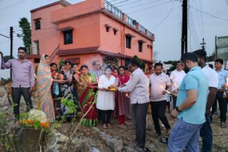 RAIPUR : कटे हुए पेड़ो के लिए अनोखी शोक सभा; पुष्प चढ़ाकर और मोमबत्ती जलाकर दी गई श्रद्धांजलि 