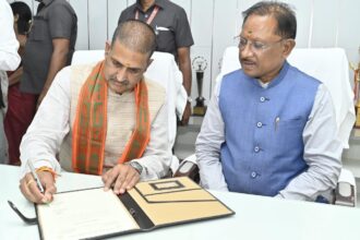 CG: मुख्यमंत्री विष्णु देव साय ने छत्तीसगढ़ खनिज विकास निगम के नवनियुक्त अध्यक्ष सौरभ सिंह को पदभार ग्रहण पर दी बधाई एवं शुभकामनाएं