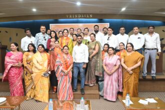 RAIPUR : नामदेव समाज की बैठक में शामिल हुई महापौर मीनल चौबे, भवन दिलाने का दिया आश्वासन