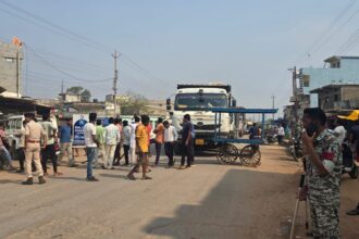 CG NEWS : जर्जर सड़क से परेशान ग्रामीणों ने NH-30 पर किया चक्काजाम, व्यापारियों ने बंद रखा प्रतिष्ठान