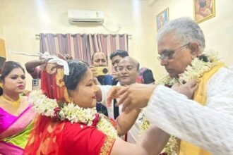 CG NEWS :60 की उम्र में दिलीप घोष ने रिंकू मजूमदार संग रचाई शादी, बंगाल की राजनीति में खिला प्रेम का फूल